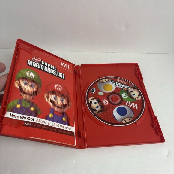 Super Mario Brothers Nintendo Wii Video Game Disc And Manual Complete - Picture 2 of 5